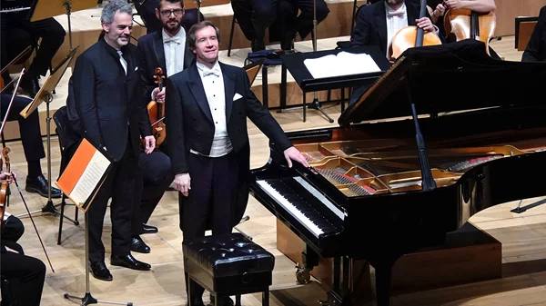 Σπουδαίες ερμηνείες πιανιστικών κοντσέρτων Ραχμάνινωφ από Λουγκάνσκυ & Μάνγκοβα σε συναυλίες της ΚΟΑ