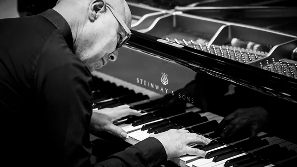 Το συναυλιακό ημερολόγιο του Μαΐου στο Theatre of the No