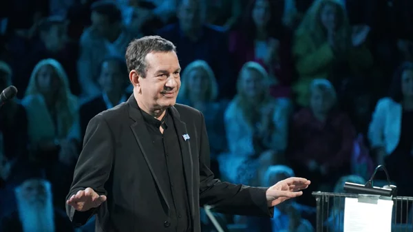 "Ελλάδα στους ώμους τη γη κουβαλάς": Ο Σταμάτης Σπανουδάκης επιστρέφει στο Ηρώδειο