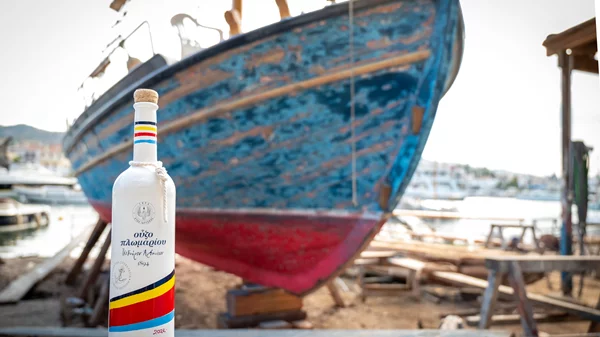 Η συλλεκτική φιάλη του Ούζου Πλωμαρίου υποκλίνεται στα καΐκια