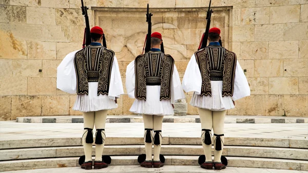 Ένα Σάββατο και τρεις Αθήνες