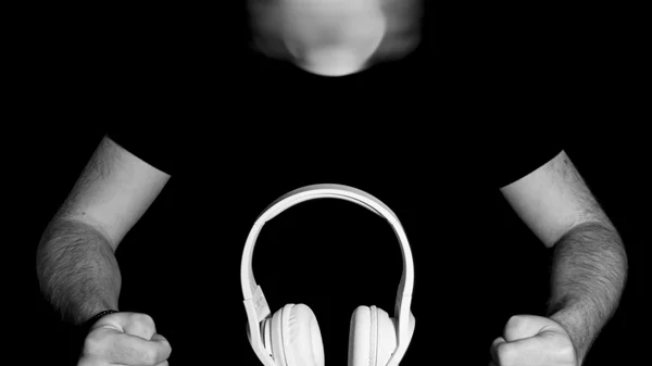 "Αποπροσωποποίηση": Στην φωτογραφική έκθεση του Ιωάννη Αρμυριώτη αποτυπώνονται καθημερινές καταστάσεις και ανησυχίες