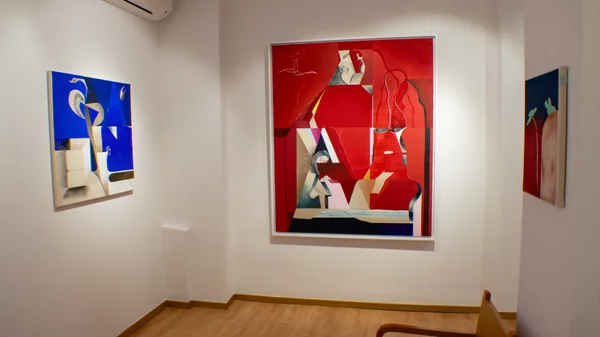 "The morning that shouldn’t have existed in the first place": Παιχνίδι και γεωμετρία στα έργα του Στέλιου Καραμανώλη