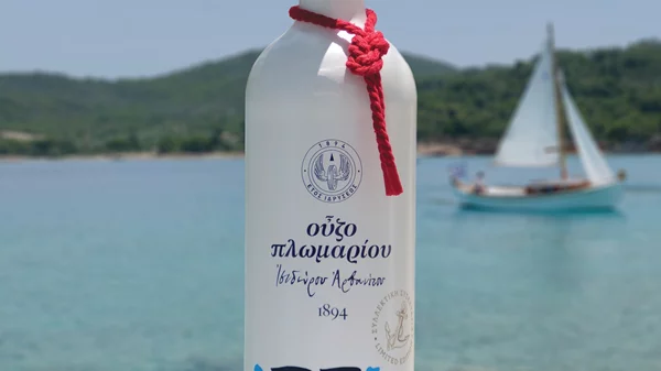 Σήματα Μορς και άρωμα Ελλάδας στη νέα συλλεκτική συσκευασία του Ούζου Πλωμαρίου