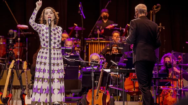 Διπλό ραντεβού με την αισθησιακή Luz Casal