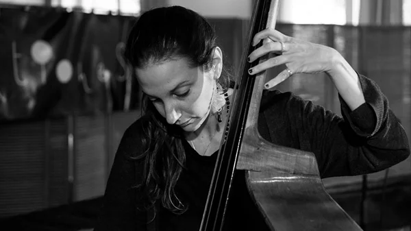 "αϊζο": Ένα μουσικό πείραμα της Νεφέλης Σταματογιαννοπούλου