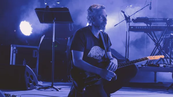 Ο Αλκίνοος Ιωαννίδης με την ιστορική μπάντα του στο Faliro Summer Theater