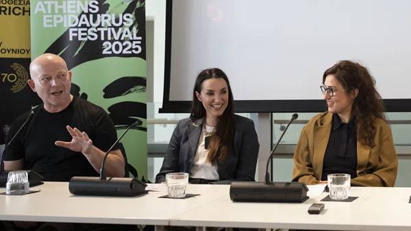 O Ούλριχ Ράσε για την "Αντιγόνη" που σκηνοθετεί στην Επίδαυρο: "Η δημοκρατία και οι νόμοι ζουν μια διάβρωση"
