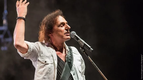 Ο Βασίλης Παπακωνσταντίνου έρχεται στην Πλατεία Νερού με εκλεκτούς καλεσμένους