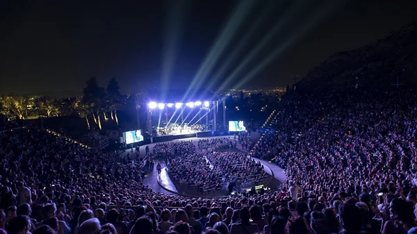 "Γιορτή στον Λυκαβηττό": Sold out και ενθουσιασμός, με πρωταγωνιστές τα μεγάλα τραγούδια του Σταύρου Ξαρχάκου