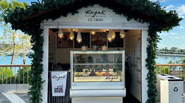 Kayak Christmas pop up store στην Astir Marina
