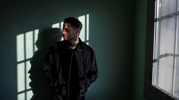 O Saske εκπέμπει μέσα από το Κατάστημα Κράτησης Νιγρήτας