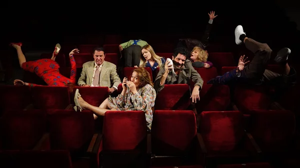 Ο Ένκε Φεζολλάρι φέρνει το "Το σώσε" στο Δημοτικό Περιφερειακό Θέατρο της Αλβανίας