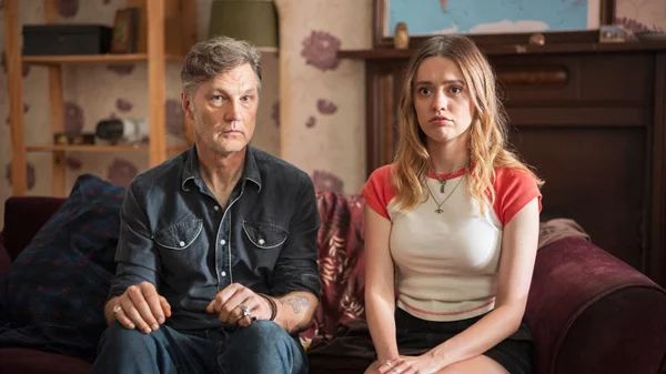 To "Daddy Issues" είναι η βρετανική δραμεντί που ανυπομονούμε να δούμε στην COSMOTE TV