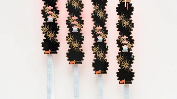 Τα απομεινάρια αποκτούν δεύτερη ζωή στην ατομική έκθεση της Ελένης Παπάζογλου