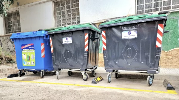 Δήμος Αθηναίων: Τι είναι οι κίτρινοι "σηματοδότες" που τοποθετούνται γύρω από τους κάδους απορριμμάτων