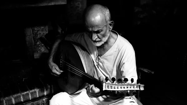 "Αντιγράμματα": Ένα ανατρεπτικό αφιέρωμα στον Γιάννη Σκαρίμπα