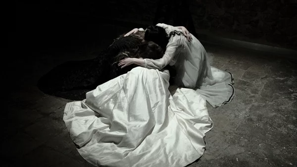 "Οι τρεις αδελφές (στη σπηλιά της Εκάτης)": Νέες φωτογραφίες από την παράσταση του Δημήτρη Τσιάμη