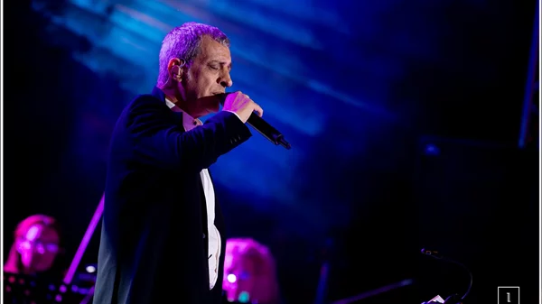 Θέμης Αδαμαντίδης: Γιόρτασε 45 χρόνια καριέρας, δείχνοντας γιατί 1+1 δεν κάνει (πάντα) 2