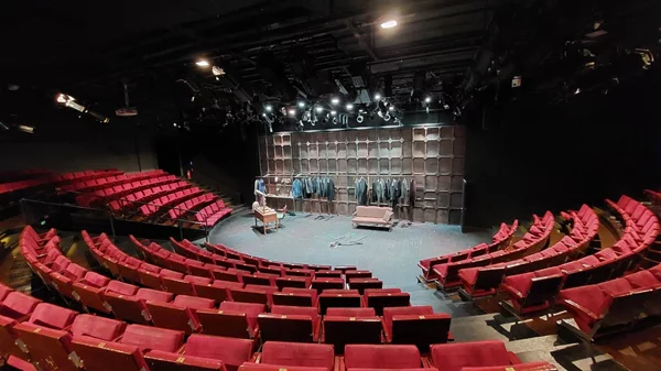 Στάση Μετρό Σύνταγμα: Στο Θέατρο "Τζένη Καρέζη" για ρεπερτόριο αιχμής στο κέντρο της Αθήνας