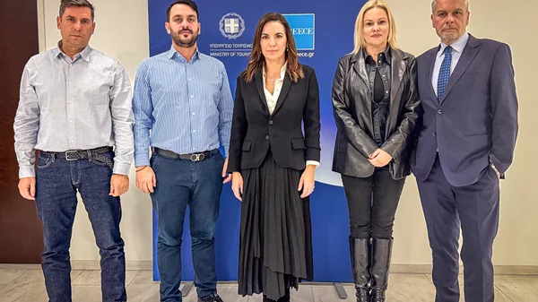 Υπουργείο Τουρισμού: Στρατηγικές για τη βιώσιμη ανάπτυξη του τουρισμού στη Σαντορίνη