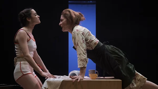 Σπουδαία εμπειρία να βλέπεις παράσταση μαζί με τις κρατούμενες του Κορυδαλλού