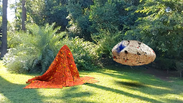 Η έκθεση "Seeing the invisible" μας παροτρύνει να αναζητήσουμε έργα τέχνης στον Εθνικό Κήπο