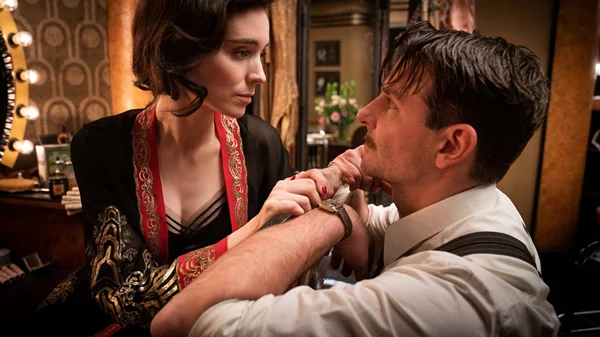 Ο Γκιγιέρμο ντελ Τόρο στο νεονουάρ "Μονοπάτι των Χαμένων Ψυχών"