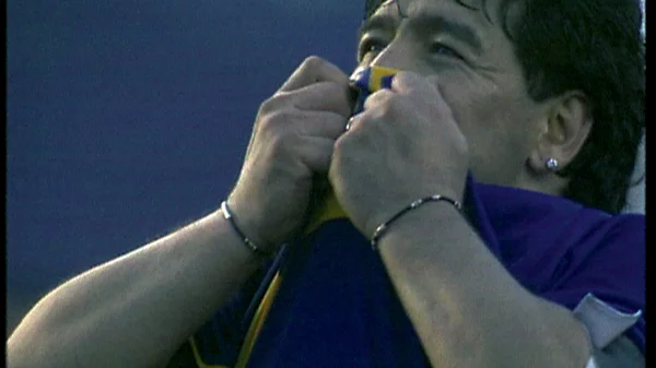 Προβολή ντοκιμαντέρ για τον θρυλικό Ντιέγκο Μαραντόνα στην ΕΡΤ