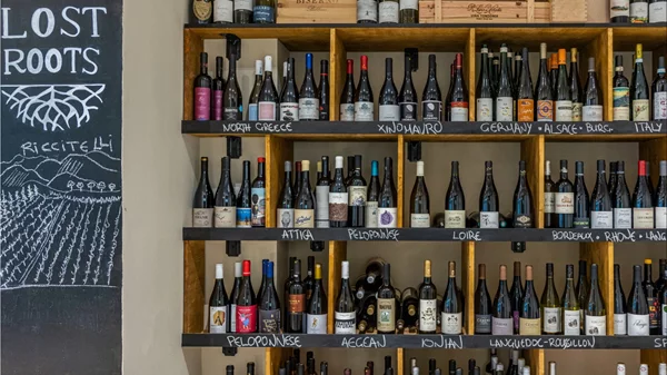 "Lost Roots": Η φίνα οινοποσία ρίχνει ρίζες στο Θησείο