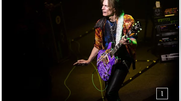 Steve Vai: Ο κόσμος στριμώχτηκε ακόμα και στις εσωτερικές πόρτες του (sold out) "Fuzz" για να τον δει