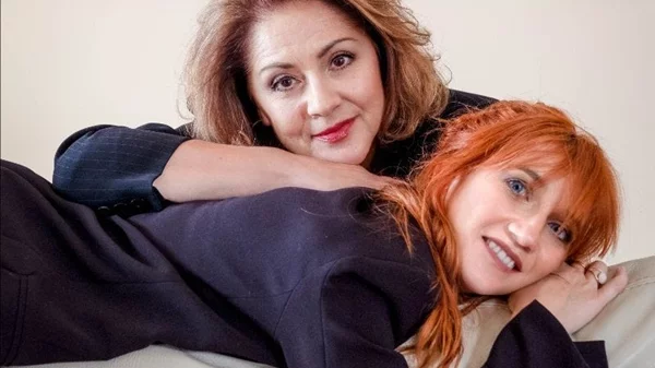 Η Μαργαρίτα Ζορμπαλά και η Μαρία Παπαγεωργίου σε μια παράσταση με γυναικείο άρωμα