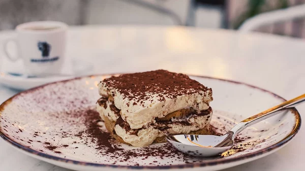 Όσοι βγαίνουν Πεύκη, ας φάνε "Pantespani"