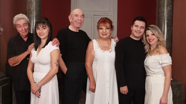 Το "Σκοτσέζικο ντους" της Χρύσας Σπηλιώτη κάνει πρεμιέρα στο Θέατρο Πρόβα