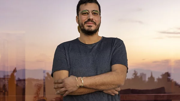 Ο Βασίλης Παπαγεωργίου μας "βάζει" στην ατομική του έκθεση στο Κέντρο Σύγχρονης Τέχνης του Σάλτσμπουργκ που συνδέει Βορρά και Νότο μέσα από το πρίσμα του (υπερ)τουρισμού