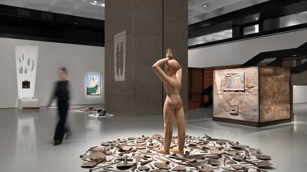 Η σύγχρονη ιστορία της Ινδίας με τα μάτια των καλλιτεχνών σε μια συναρπαστική έκθεση στο Λονδίνο