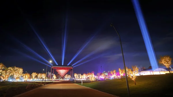 Πήγαμε στο λουσμένο από φως και χρώμα Experience Park του Ελληνικού: Είναι τελικά ένα πάρκο-εμπειρία;