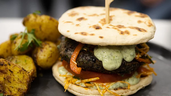 "Athens vegan burgers": Για burger ολοταχώς στο κέντρο της Αθήνας με vegan διαβατήριο