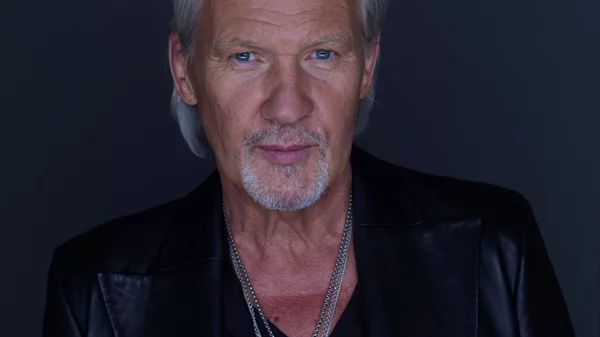 Johnny Logan: θα κάνει τη διαφορά ο μεγάλος θρύλος της Eurovision στην πρώτη επίσκεψή του στην Ελλάδα;