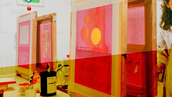 Ανακάλυψε την τέχνη της μεταξοτυπίας μέσα από σεμινάρια