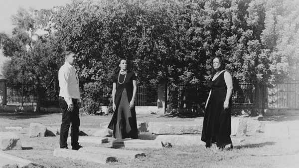 "Κρατάς μυστικό;": Ένα σουρεαλιστικό έργο για τη φιλία και τον έρωτα στο θέατρο Δρόμος