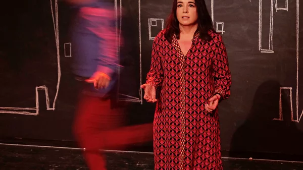 "Μνήμη Καπούτ": Η Όλγα Ποζέλη γράφει για το πώς προσεγγίζει τη ροπή της μνήμης μέσα από την παράσταση της