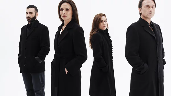 "Το ακρωτήρι": Πρώτες φωτογραφίες από το οικογενειακό δράμα μυστηρίου που σκηνοθετεί ο Οδυσσέας Παπασπηλιόπουλος