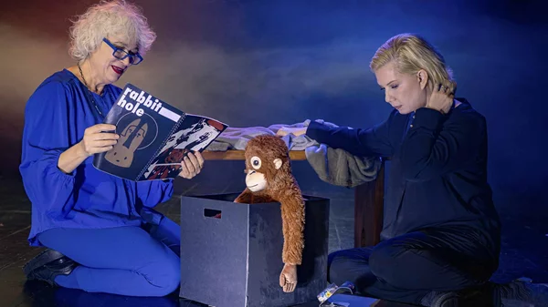 "Rabbit hole": Το συγκλονιστικό έργο του Ντέιβιντ Λίντσεϊ-Αμπέρ για την ελπίδα που ανατέλλει μέσα από την απώλεια συνεχίζεται στο θέατρο Ελέρ