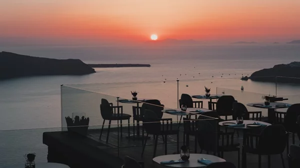 "Mavro Santorini": Θεαματικό sunset και τολμηρές γεύσεις