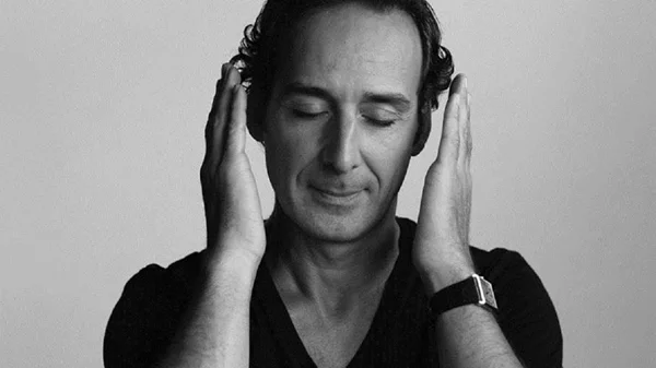 Alexandre Desplat: "Τελευταία, ακούω συχνά τραγούδια του Μάρκου Βαμβακάρη"