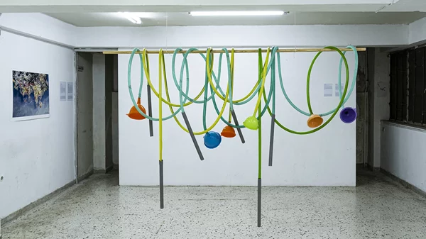 Η ομαδική έκθεση "Παιδαγωγικές του κοινού/των κοινών" μάς δείχνει "πώς να στεκόμαστε μαζί"