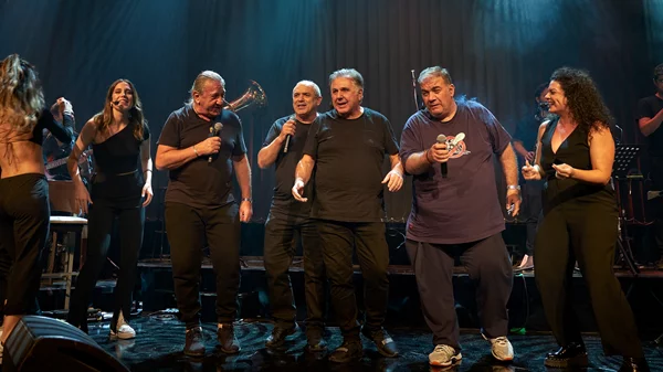 Οι "Άγαμοι Θύται" ξαναχτυπούν με ένα "Best ωχ" στο Anodos Live Stage