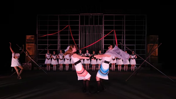 "Ικέτιδες": Πρώτες φωτογραφίες από την παράσταση που θα κλείσει το φετινό φεστιβάλ της Επιδαύρου