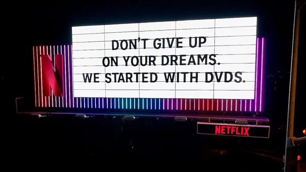 Tα καλύτερα billboards του Netflix που πέρασαν από το Sunset Boulevard